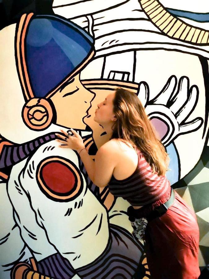 Хостел Stellar Capsules Семіньяк Екстер'єр фото Artist working on a mural