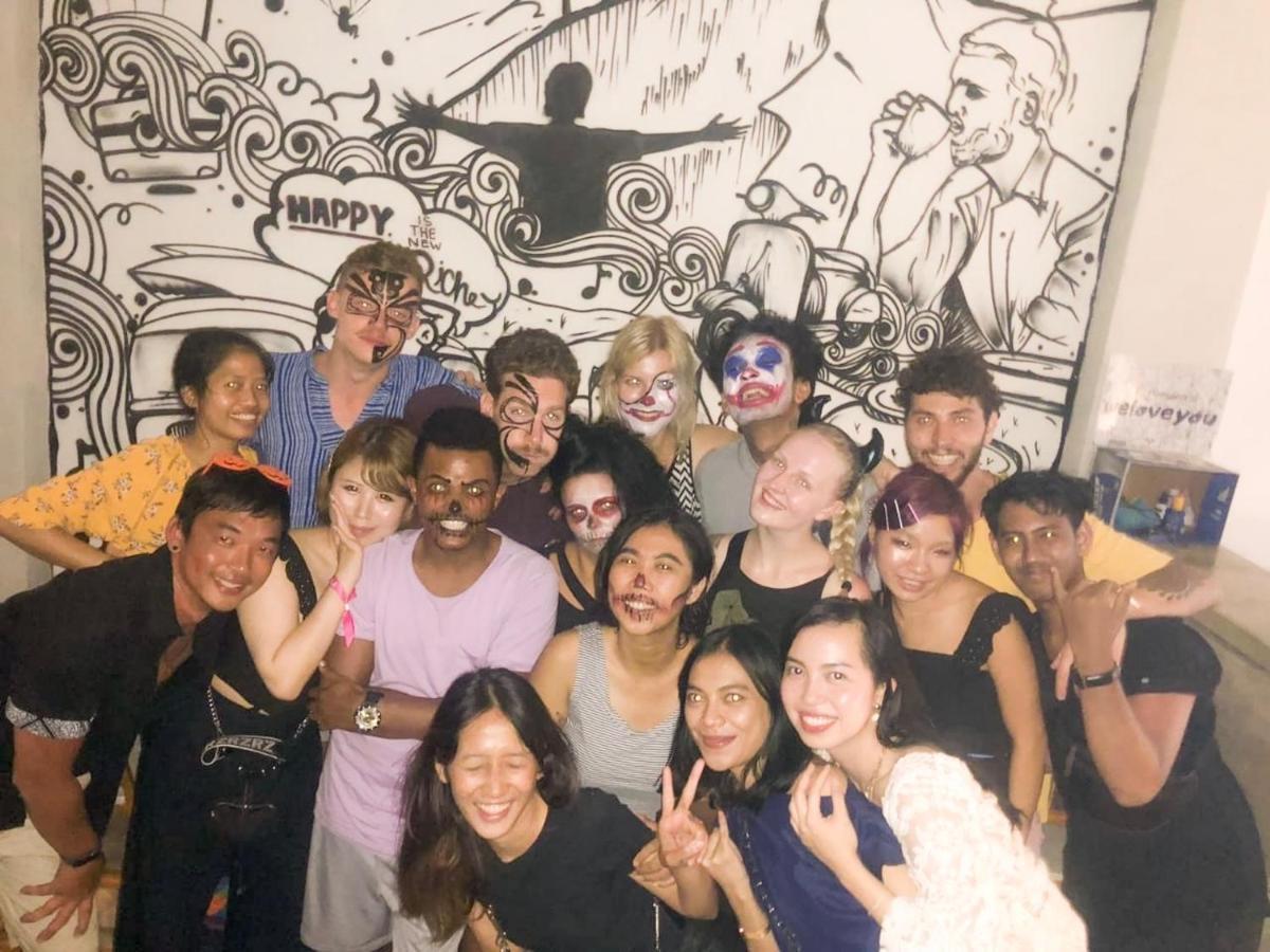 Хостел Stellar Capsules Семіньяк Екстер'єр фото The 2019-2020 board of the Queer Student Union