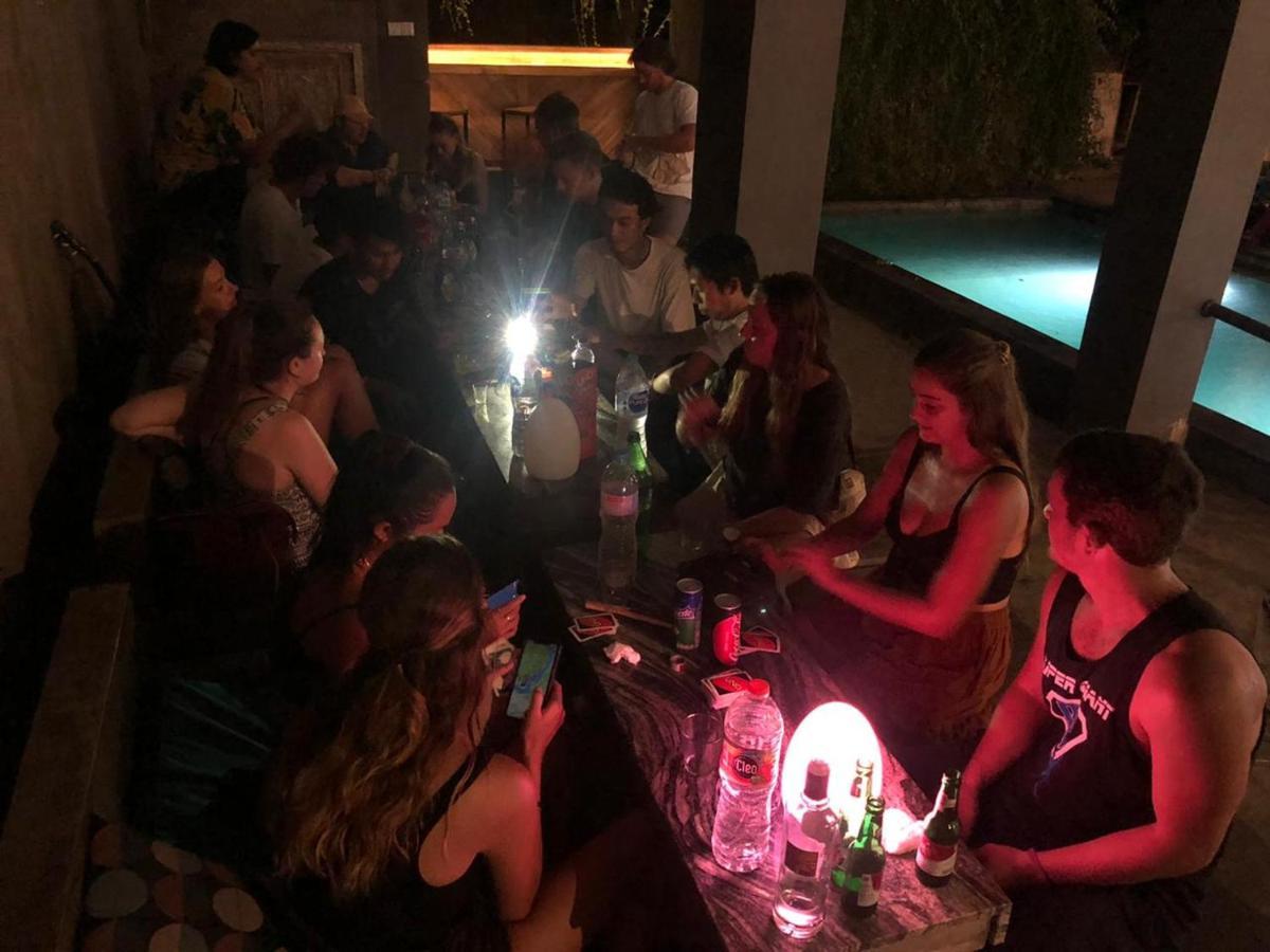 Хостел Stellar Capsules Семіньяк Екстер'єр фото A party at the pool of the hostel