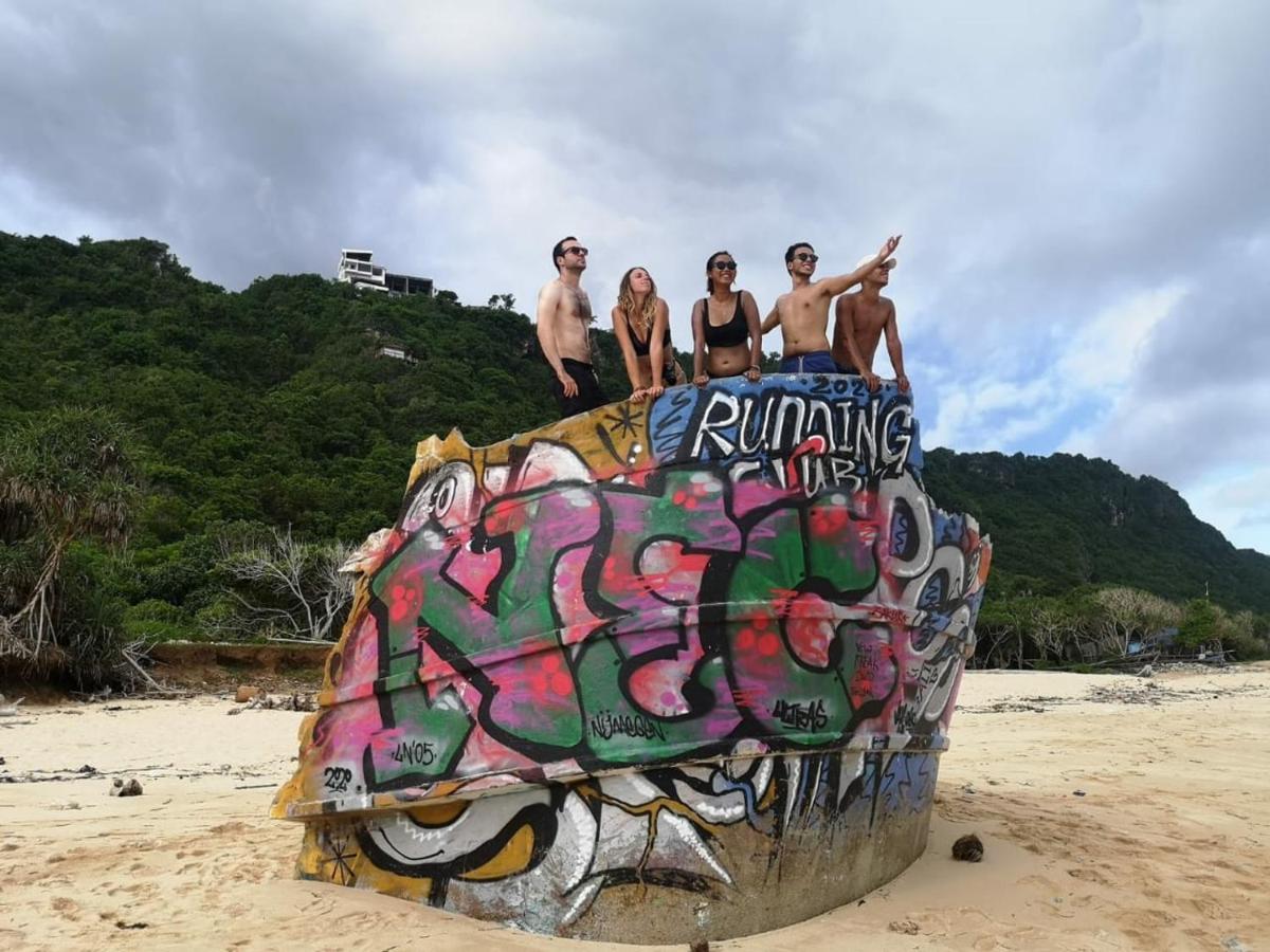 Хостел Stellar Capsules Семіньяк Екстер'єр фото The Rock at the beach