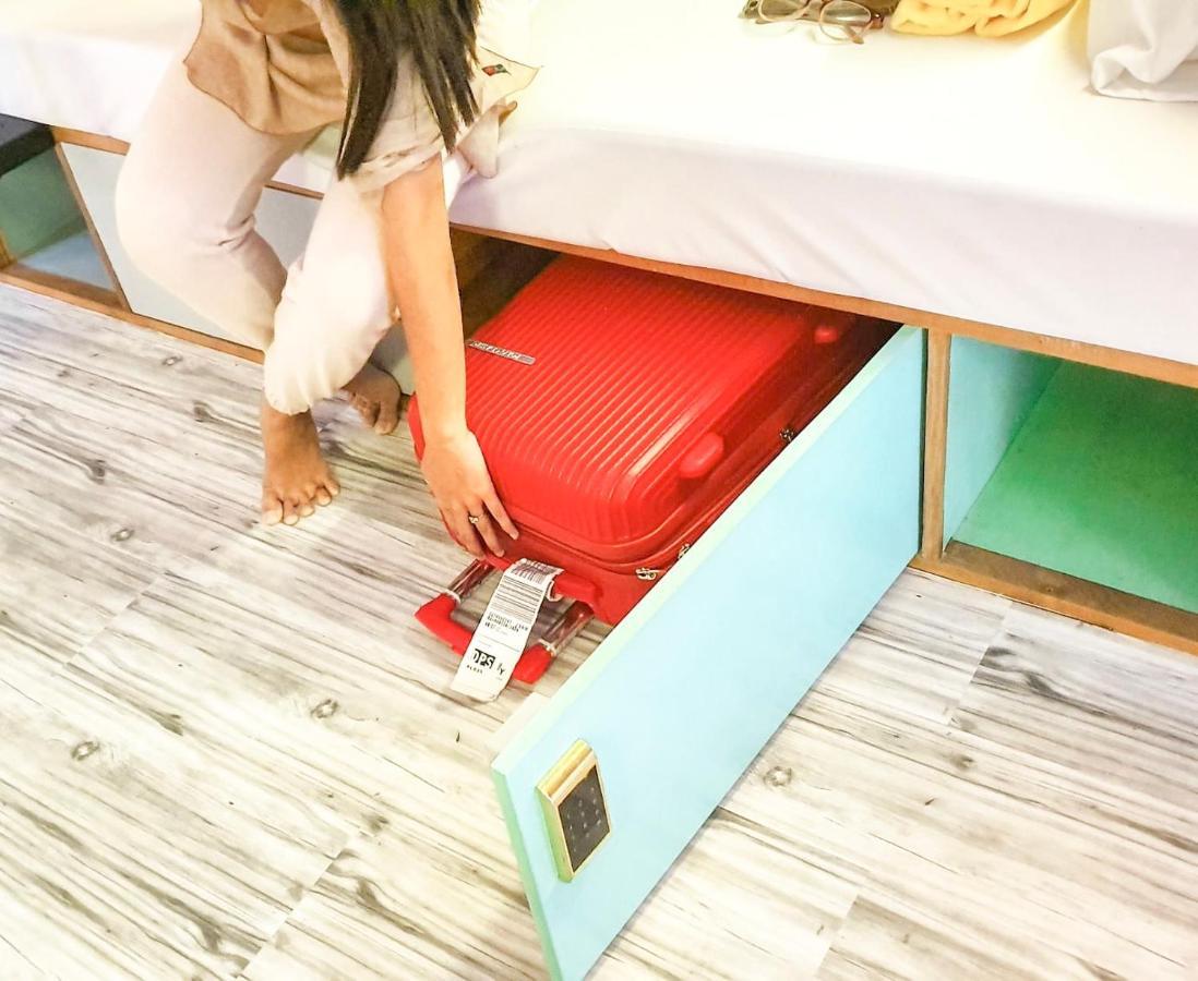 Хостел Stellar Capsules Семіньяк Екстер'єр фото Luggage being placed in a hotel room